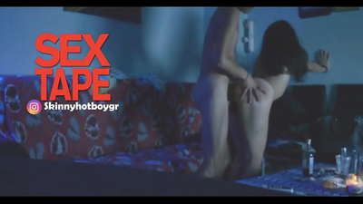 Nighean-sgoile grinn còmhla ri a leannan